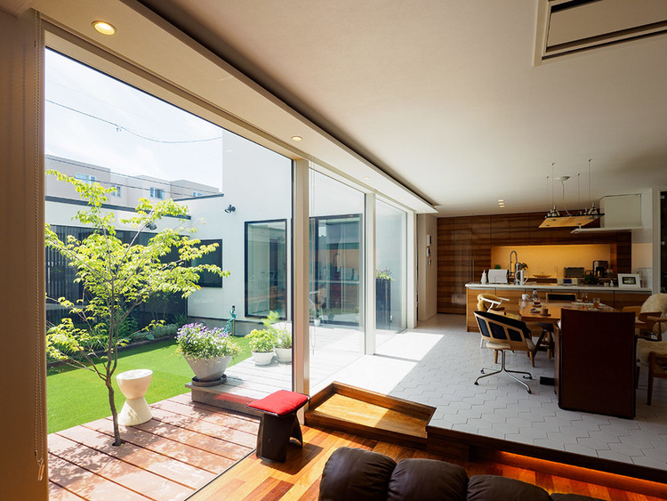 すべての部屋に光が降り注ぐ上質な空間、パティオのある家／札幌市Ｈさん　北渡建設