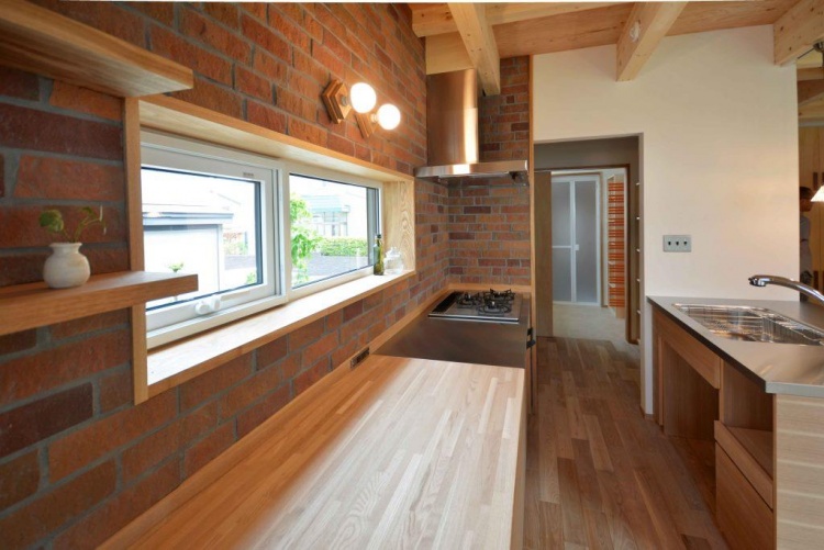 オーダーのキッチンやテーブルも魅力。コンパクトで暮らしやすい我が家