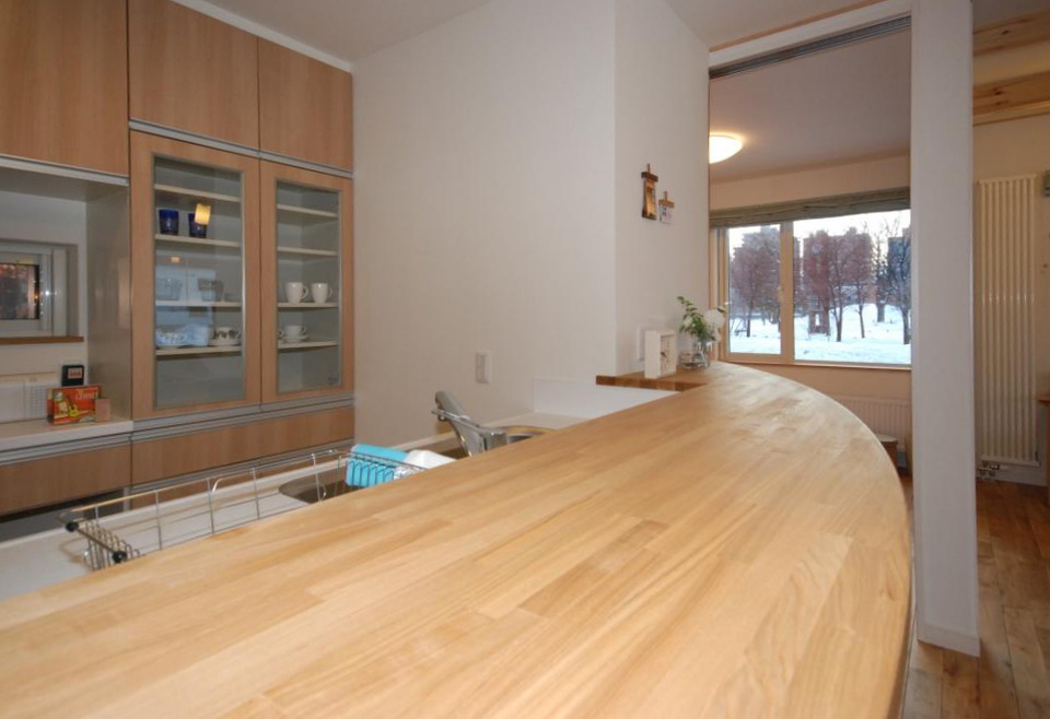 カウンターの天板カーブが優しい雰囲気を醸している。キッチンなど水回りの設備は２社の候補から選ぶことができる