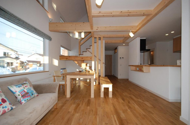 無垢のフローリングの良さを感じさせる広々とした13畳のダイニング。押入が付いた4.5畳の洋室とひと続きになっている