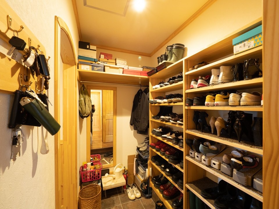 置き場所に困る鍵などの小物も造作のキーフックですっきり