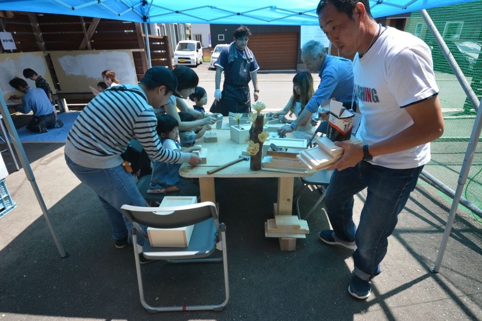 右の男性が渋谷建設の棟梁・一家さん。木工体験教室でもお客様に丁寧にアドバイスしていました