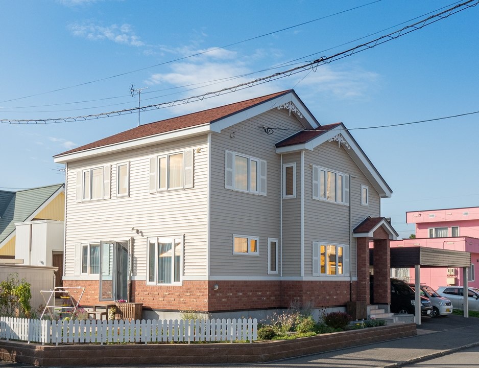 子育てを楽しむ赤い三角屋根の家/旭川・小森工務店