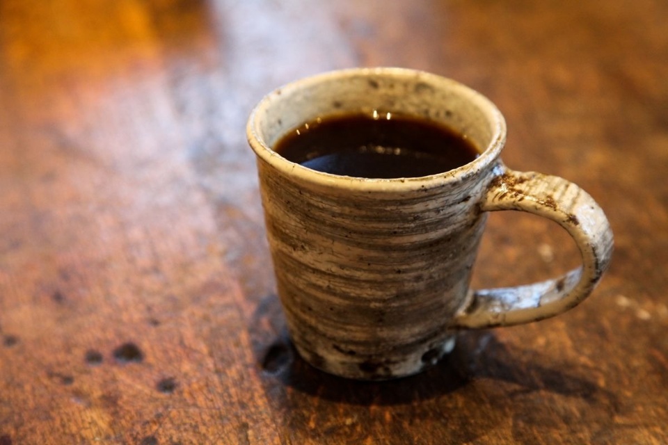 陶器のコーヒーカップ