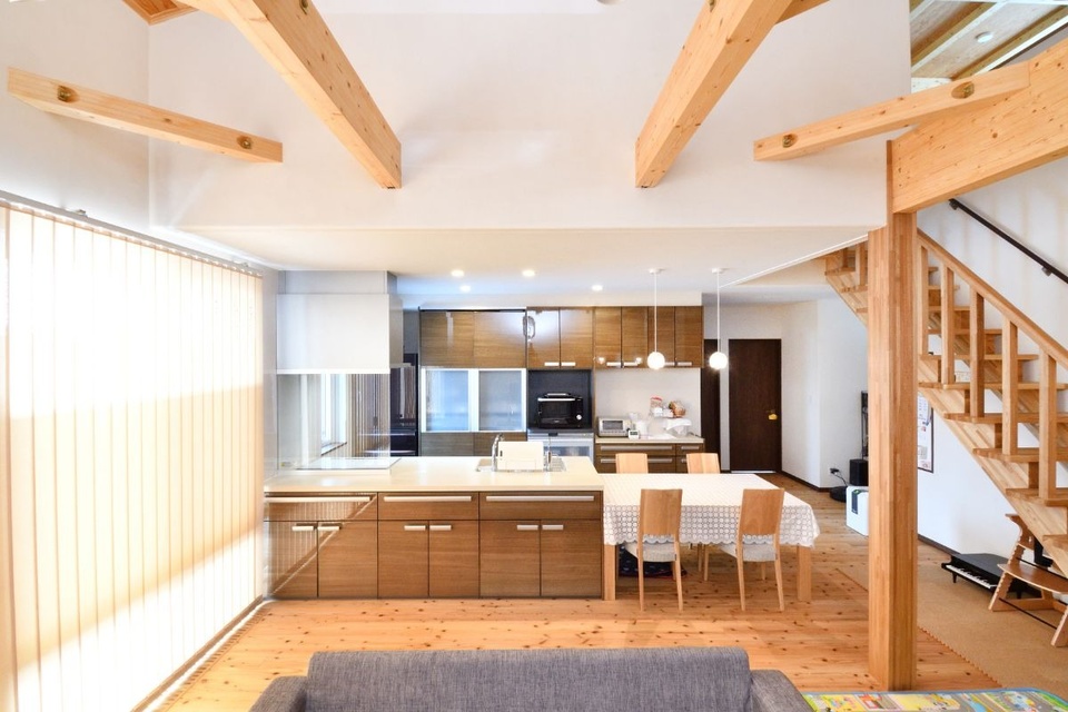 室内は無垢材の床、珪藻土の壁など、自然素材たっぷりの優しい雰囲気のお住まい