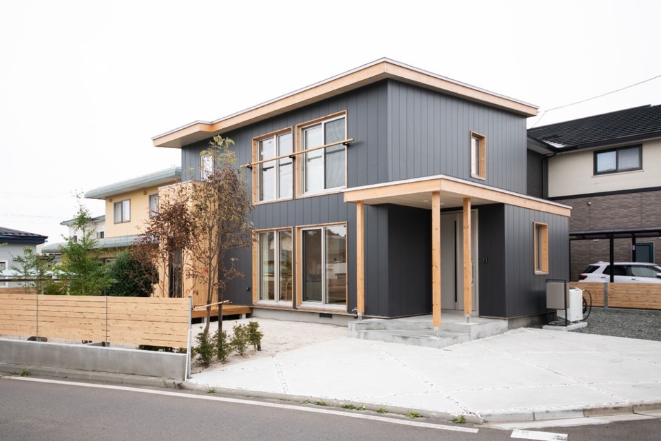 鋼板外装に木を組み合わせた個性的な外観。写真右側にV2H システムを設置している