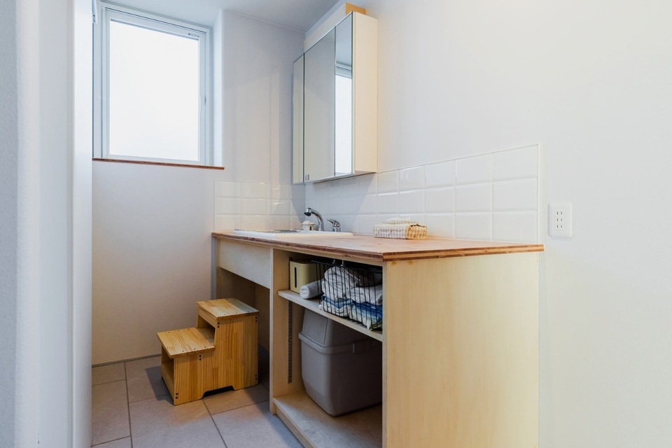 水回りの床はご夫妻の要望によりタイルに。洗面台は造作です