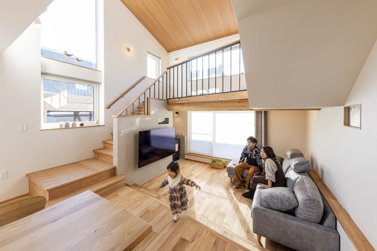 吹抜けリビングに回廊風階段・SE構法で大空間を実現　札幌市北区／M邸