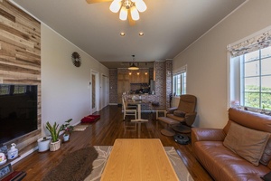 赤い三角屋根の洋風な二世帯・農家住宅 枝幸町/Hさん セルコホーム旭川 小森工務店