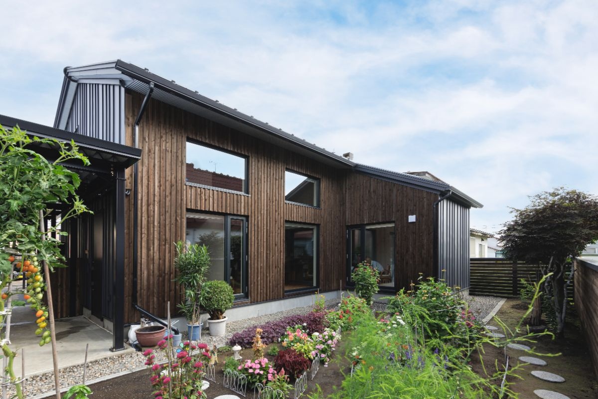 道産カラマツに包まれる、エネルギー自給型二世帯住宅/帯広市Iさん