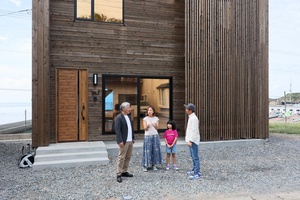 江差を愛する大工さんが実現した断熱等級７＋ZEH＋道南杉の家　 江差町・山本邸/辻久建設