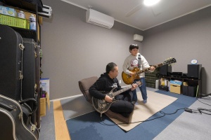 防音室で気兼ねなくギターサウンドにひたる 仙北市Sさん/村上工務店