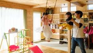 誰でも歓迎！山小屋をイメージした土間続きリビングがある家　北広島市Tさん／晃和住宅