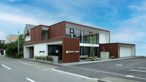 吹抜の大開口・待合室をSE構法で実現「おなかのクリニック札幌」　SVD建築工房