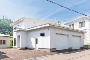 夏場光熱費がゼロ。モダンリビングのガレージハウス 函館/マルサ佐藤建設