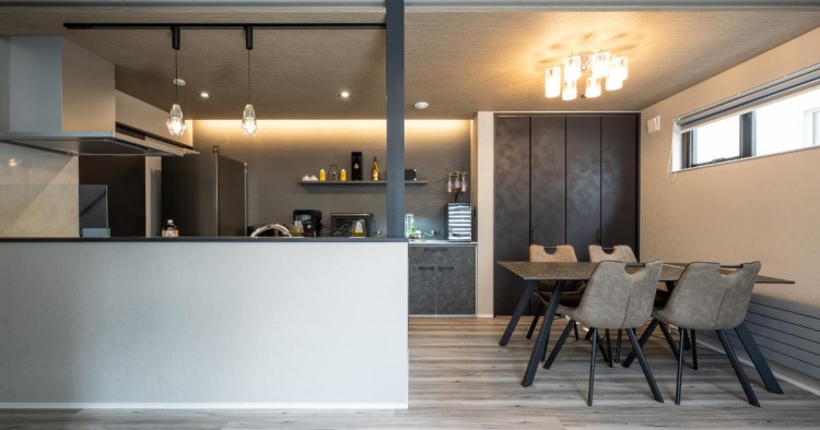 モノトーン＋間接照明で、ホテルライクにくつろぐ住まい　石狩市／W邸