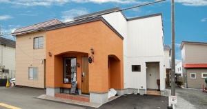 ジェラート店の夢と家族の暮らしを両立。南欧風の店舗併用住宅　札幌市A邸／リンダンホーム