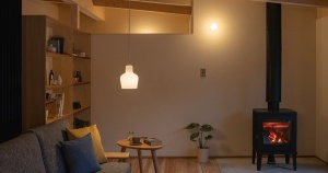 木の風合いに包まれ、快適に過ごす平屋　丸三ホクシン建設