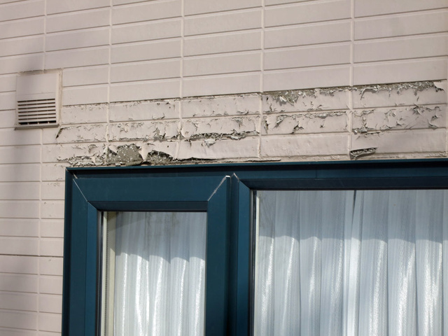 凍害によるサイディングの剥がれ(撮影；iezoom編集部)