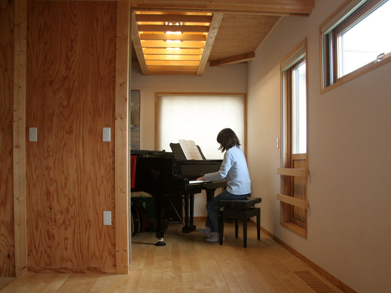 2階のピアノ室。手前に巾1.6ｍの引き戸があり、仕切ることも可能