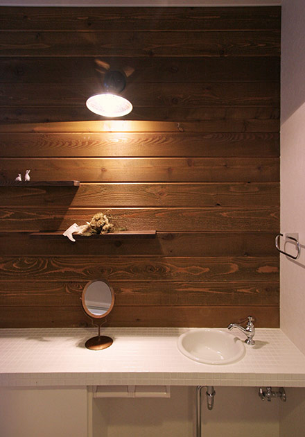「お店のみたい」と言われることもあるトイレは木の壁で落ち着いた雰囲気に