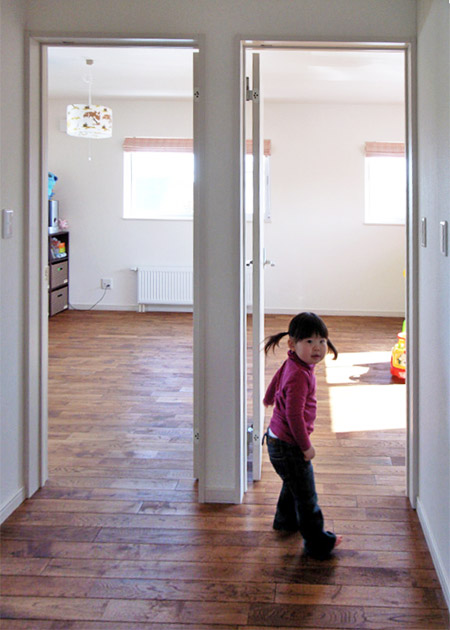 すべての床はナラ材でブラウン色自然塗料仕上げ。落ち着いていてこの家のイメージにぴったり。子供部屋は今はオープンにしてあるが、いずれ二人の御嬢さんの部屋となる予定