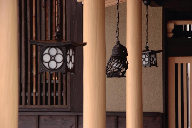 磨き丸太の存在感と装飾の美しさ。左奥には「さび竹」も
