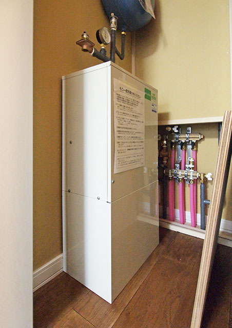 暖房は、三菱「エコヌクール」を使ったヒートポンプ温水暖房