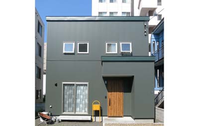 札幌中央区のマンションの谷間、細い旗竿地に機能的な家/リヴスタイル