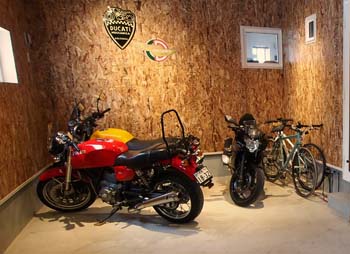 DIYで暮らしを彩る、バイク愛好家のヴィンテージガレージハウス