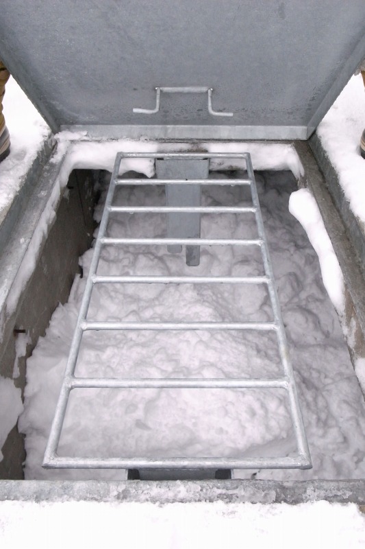 換気排熱を利用するため燃料代がかからない融雪槽。「雪がどんどん入るんですよ」とＫさん