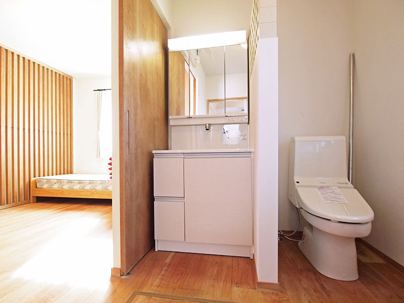 寝室の奥にあるユーティリティーには、洗面台、洗濯機置き場のほかにトイレも