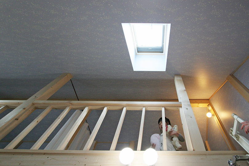 娘さんの部屋は、ロフトスペースが自慢。天井は、蓄光塗料で夜になると光る星空となる