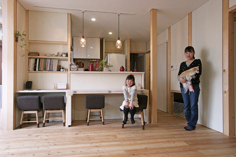 鎌田さんご家族が使う１階LDK。合板を白く塗ったのが効いている