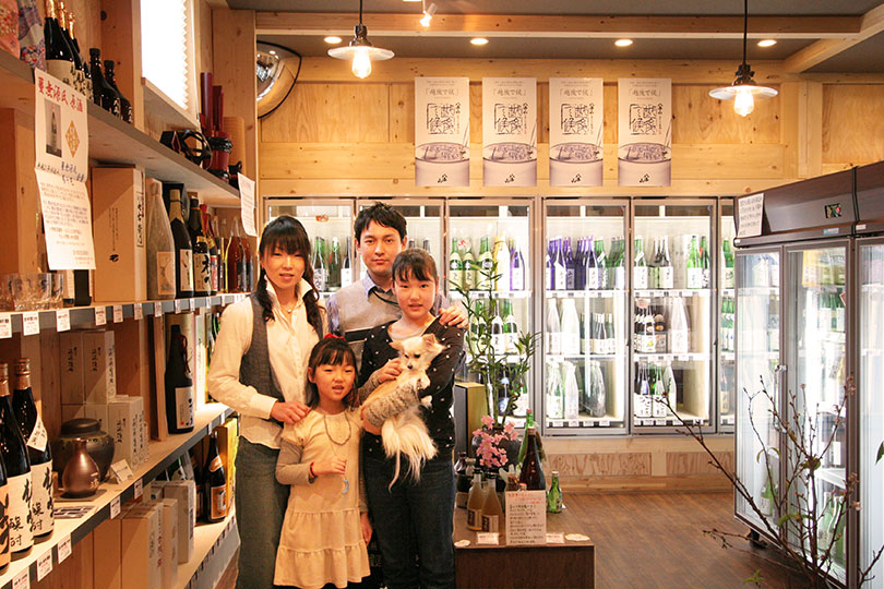 １階の店内で鎌田さんご家族４人が揃って記念写真。背後の業務用冷蔵庫は白田さんが設計・制作したオリジナル品
