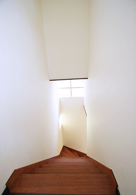 ２階から階段室を見る。遠くに見えるクロスが明かり取り部分。１階から２階の雰囲気がわかる