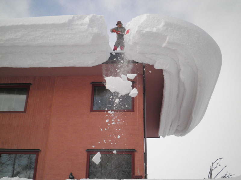 屋根には2m近い雪．岩見沢で雪おろし